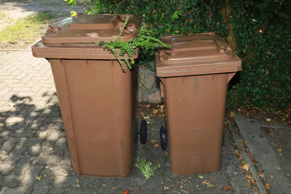 Zwei Braune Kompostierbehälter Deutsches Recyclingsystem Deutschland — Stockfoto