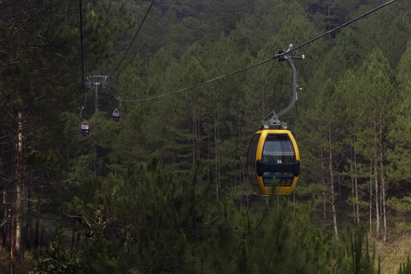 Ένα Τουριστικό Τελεφερίκ Ψάχνει Πάνω Από Dalat Πόλη Βιετνάμ — Φωτογραφία Αρχείου