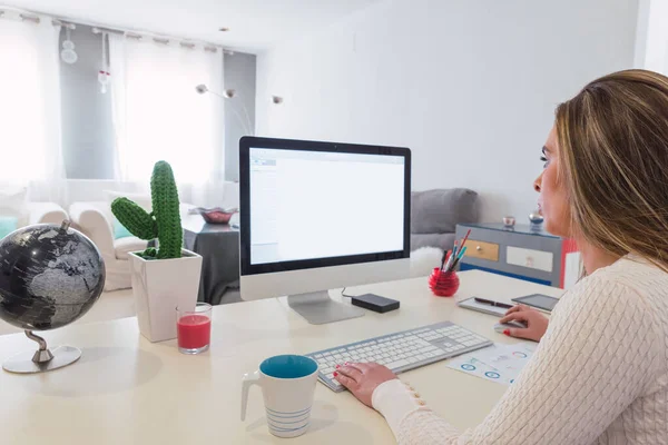 Primer Plano Una Joven Con Pelo Largo Trabajando Una Computadora — Foto de Stock