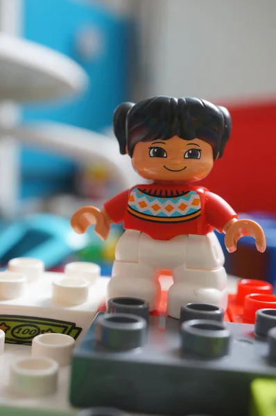 Poznan Polónia Setembro 2020 Lego Duplo Figurinha Brinquedo Menina Sobre — Fotografia de Stock