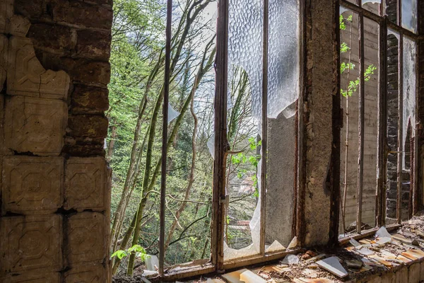 Close Janelas Com Vidro Partido Edifício Abandonado — Fotografia de Stock