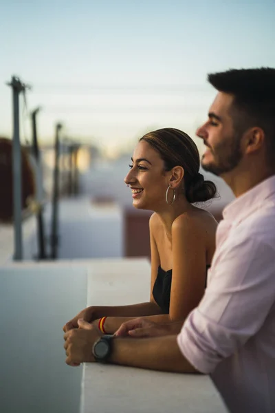 Couple Heureux Debout Sur Balcon Passer Temps Romantique Ensemble — Photo