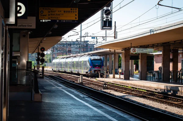 Pisa Włochy Sierpnia 2019 Pociąg Przybywający Dworzec Kolejowy Pizie Toskanii — Zdjęcie stockowe