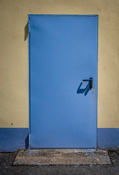 Detailní Záběr Modrých Rezavých Kovových Dveří — Stock fotografie