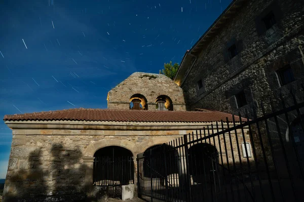 Colpo Basso Vecchio Edificio Cielo Stellato — Foto Stock