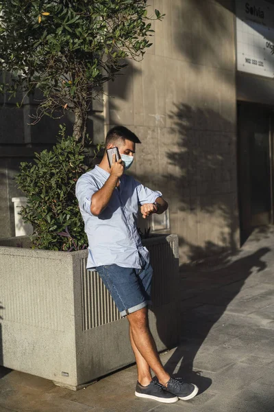 Hombre Joven Con Una Máscara Médica Hablando Por Teléfono Concepto — Foto de Stock