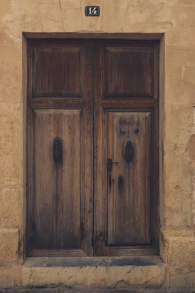 Pionowe Ujęcie Starego Budynku Drewniane Drzwi — Zdjęcie stockowe