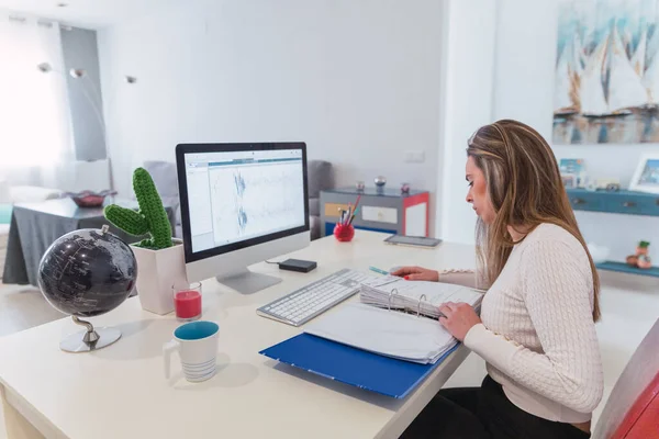 Primer Plano Una Joven Con Pelo Largo Trabajando Una Computadora — Foto de Stock