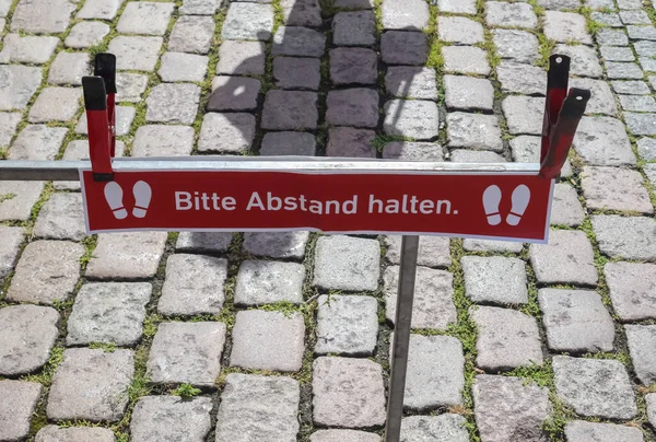 Covid Için Metrelik Sosyal Uzaklık Işaretine Yakın Plan Alman Dilinde — Stok fotoğraf