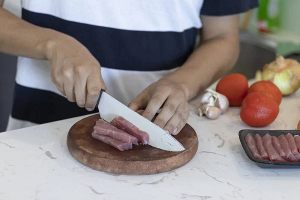 台所で男性の切断製品のクローズアップショット — ストック写真