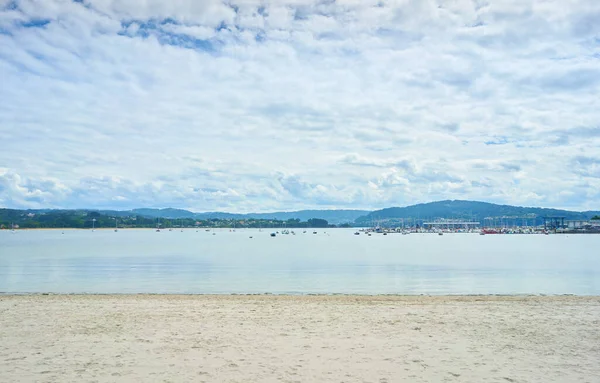 Belo Tiro Uma Praia Calma Sob Céu Nublado Brilhante — Fotografia de Stock