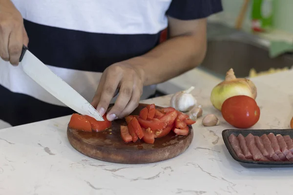 ボード上のトマトを切断する人のクローズアップショット — ストック写真