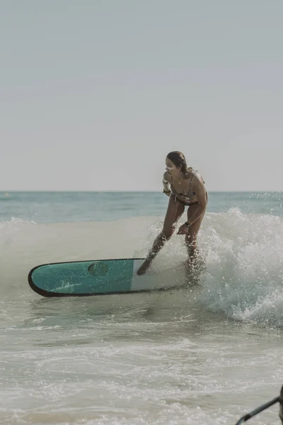 Plan Fascinant Une Jeune Femme Caucasienne Séduisante Surfant — Photo