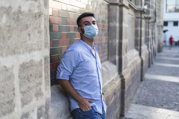 의료용 마스크를 남성의 새로운 — 스톡 사진