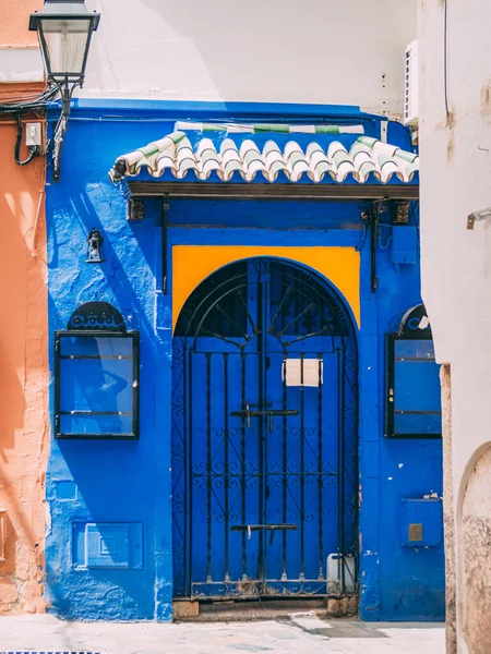 Een Verticaal Shot Van Een Typisch Arabisch Huis Met Blauwe — Stockfoto