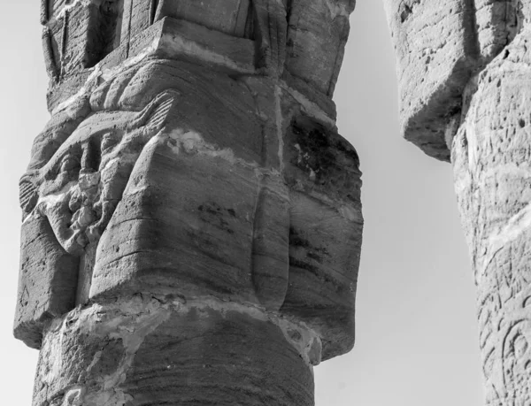 苏丹卡米拉神庙入口处装饰华丽的砂岩柱的黑白照片 — 图库照片