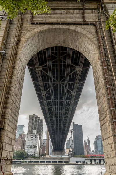 マンハッタンの橋の下のルーズベルト島からのスタンドポイントの垂直ショット — ストック写真
