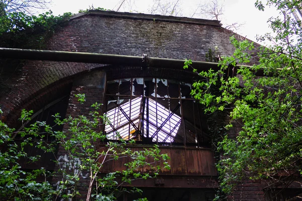 Χαμηλή Γωνία Ενός Εγκαταλελειμμένου Κτιρίου Από Τούβλα — Φωτογραφία Αρχείου