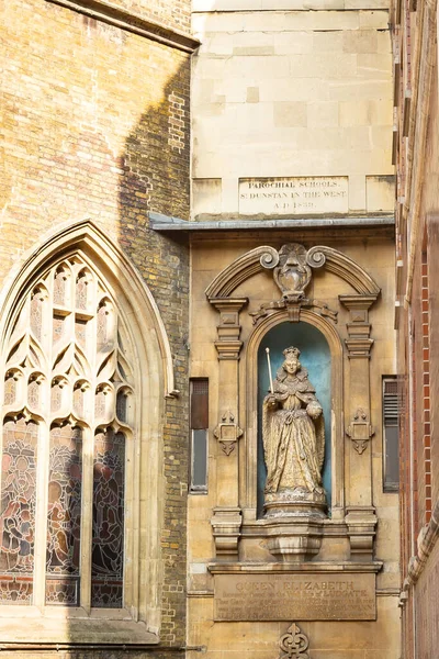 Eine Vertikale Aufnahme Der Alten Statue Von Königin Elizabeth London — Stockfoto