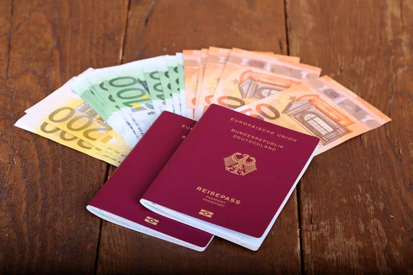 Primo Piano Passaporti Tedeschi Banconote Euro Sono Sul Tavolo — Foto Stock