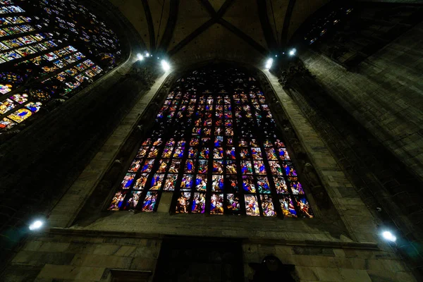 Tiro Baixo Ângulo Janelas Vidro Mosaico Uma Catedral Milão Itália — Fotografia de Stock