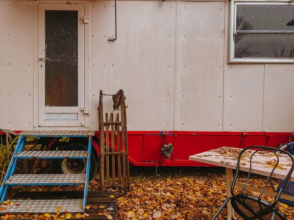 Eine Nahaufnahme Einer Karawane Die Herbst Tagsüber Mit Trockenem Laub — Stockfoto