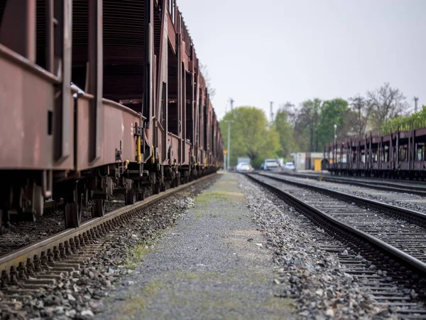 Uma Linha Vagões Trem Antigos Uma Ferrovia — Fotografia de Stock