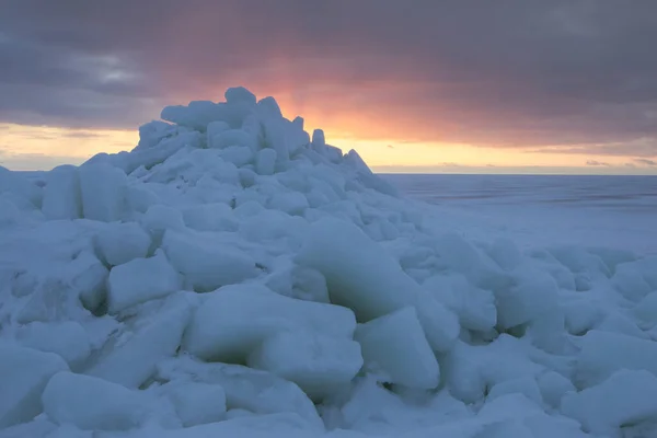 Pohled Západ Slunce Zimní Pobřeží Hromadami Hromadami Ledových Útvarů — Stock fotografie