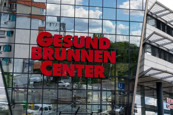 베를린 Jul 2020 Berlin 2020 하늘에 구름이 있는게센 브룬넨 센터의 — 스톡 사진