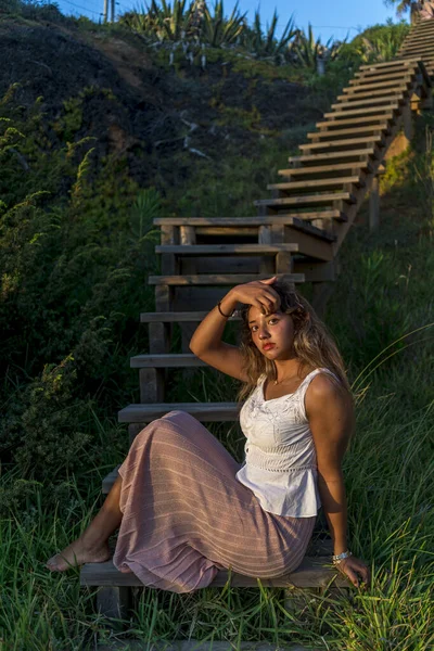 Tiro Foco Raso Uma Jovem Mulher Caucasiana Posando Câmera — Fotografia de Stock