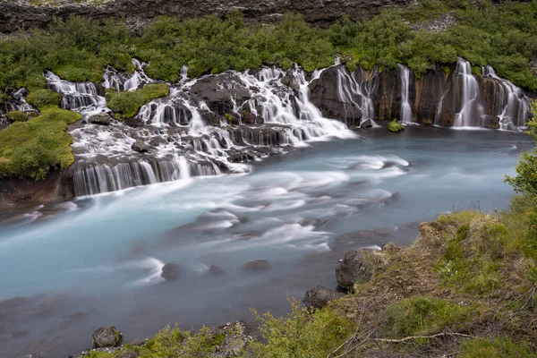 Водопады Храунфоссара Днем Исландии Окружены Зеленью — стоковое фото