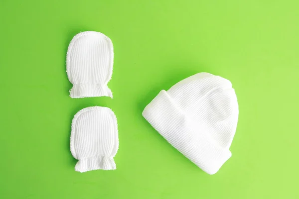 Una Vista Superior Los Guantes Blancos Sombrero Para Bebés —  Fotos de Stock