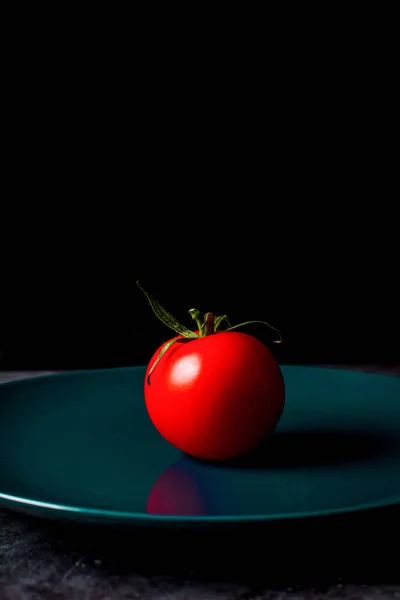 Tiro Close Tomate Vermelho Uma Placa Azul — Fotografia de Stock