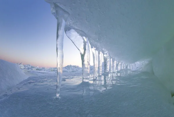 氷の層の山と山と冬の海岸の夕日ビュー — ストック写真