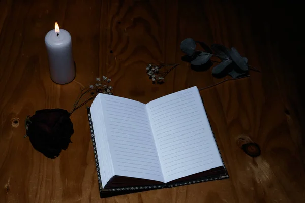 Eine Draufsicht Auf Ein Leeres Offenes Notizbuch Eine Brennende Kerze — Stockfoto