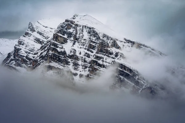 Ein Schneebedeckter Gipfel Eines Felsigen Berges — Stockfoto