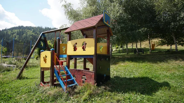 Ein Spielplatz Für Kinder Auf Grünem Rasen — Stockfoto