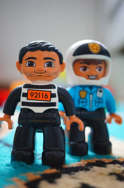 Poznan Polonia 2020 Lego Duplo Prigioniero Piedi Davanti Agente Polizia — Foto Stock