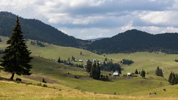 Uno Scatto Aereo Piccolo Villaggio Paesaggio Montano Incredibile Transilvania Romania — Foto Stock