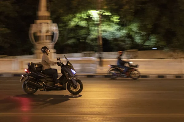 Gece Vakti Motosiklet Süren Motosikletlilerin Yakın Plan Fotoğrafı — Stok fotoğraf