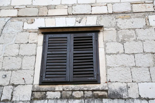 Primer Plano Una Pared Ladrillo Ventanas Cerradas — Foto de Stock