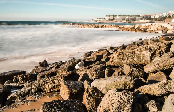 Una Toma Impresionante Hermoso Claro Océano Con Piedras Día Soleado — Foto de Stock
