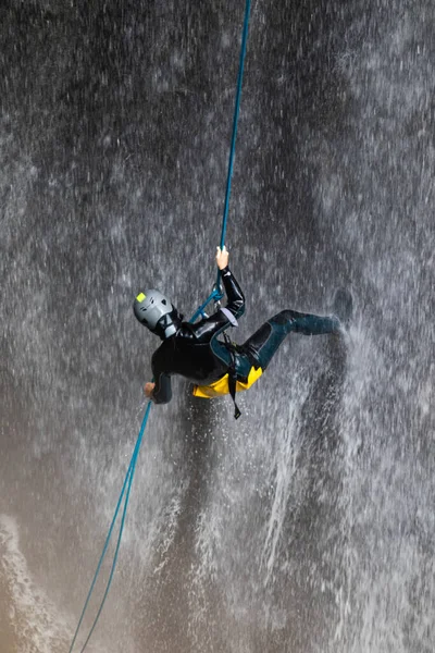 Uma Pessoa Que Faz Canyoning Esporte Vanatarile Ponorului Cachoeira Transilvânia — Fotografia de Stock