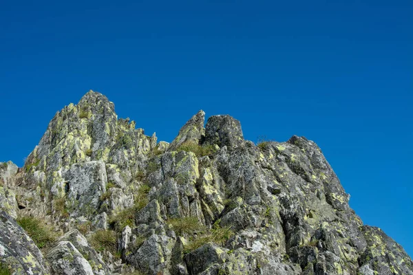 Kayalık Kayalıkların Zirvesinin Alçak Açılı Görüntüsü — Stok fotoğraf