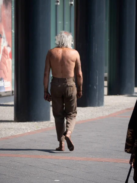 Disparo Vertical Pobre Anciano Caminando Solo Calle — Foto de Stock