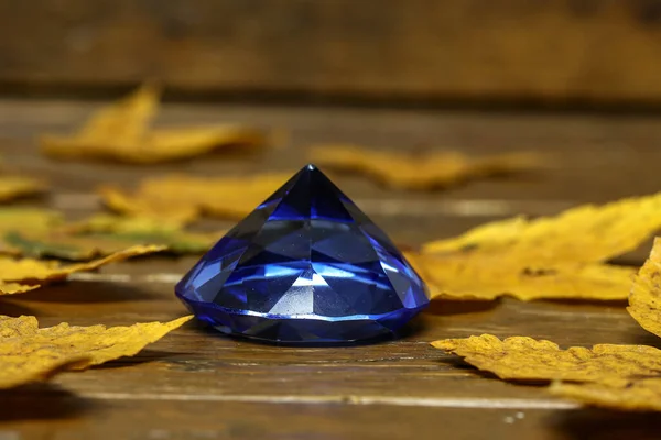 Detailní Záběr Krásného Modrého Krystalu Ležícího Stole — Stock fotografie