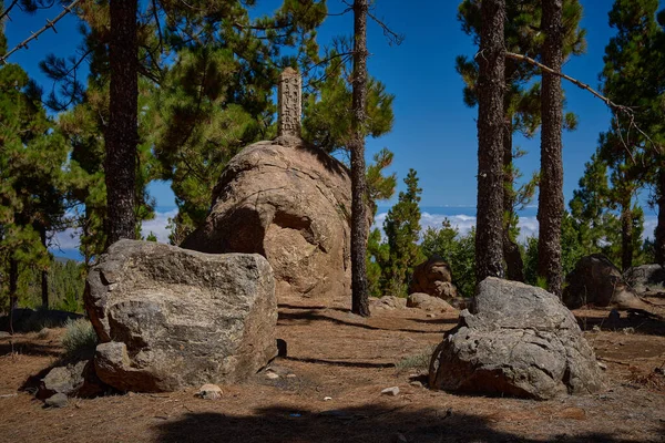 Eine Sonnige Landschaft Aus Großen Felsen Mit Antiken Schriften Umgeben — Stockfoto