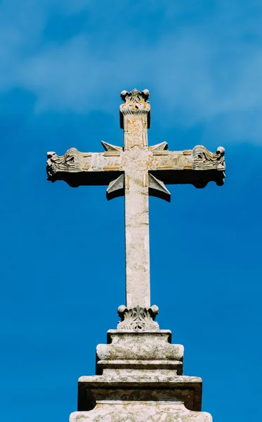 Eine Vertikale Flache Aufnahme Eines Großen Steinkreuzes Mit Klarem Blauen — Stockfoto