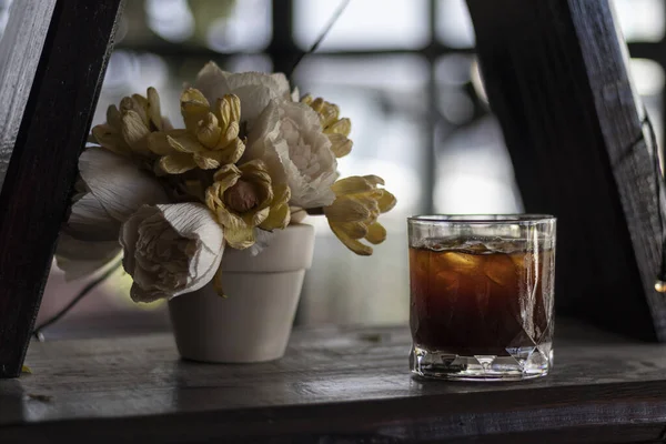Closeup Shot Iced Coffee Flowers Wooden Table — Stock Photo, Image