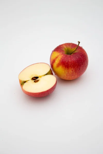 Plan Vertical Une Pomme Rouge Coupée Deux Sur Fond Blanc — Photo